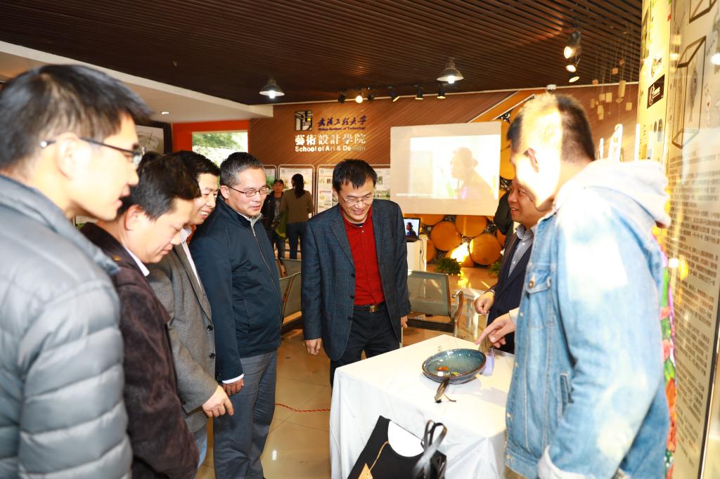图4 参观展览