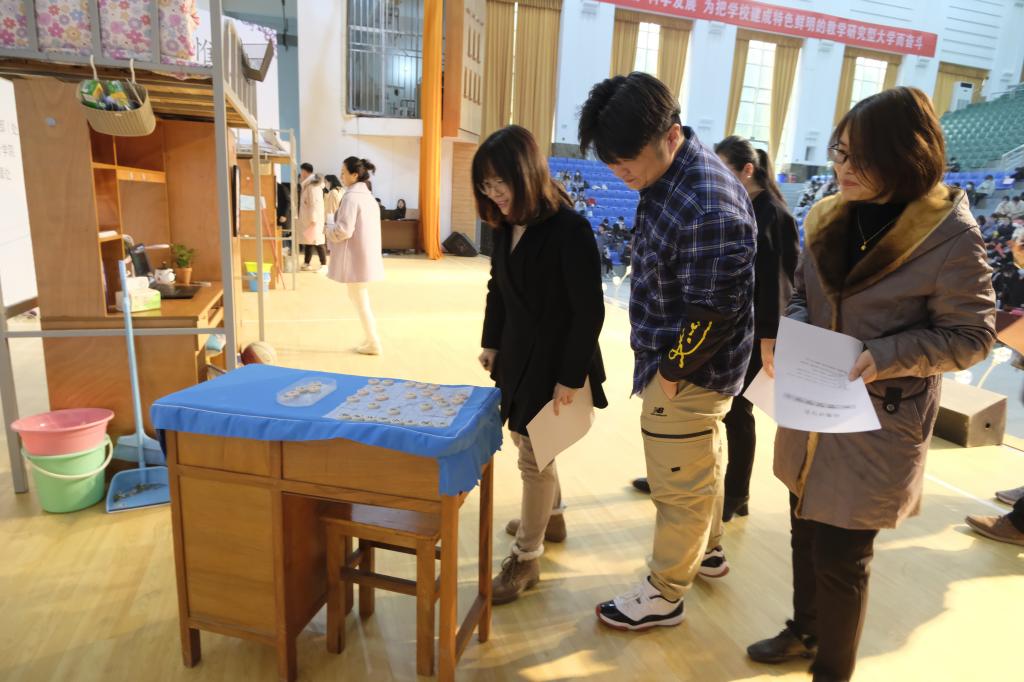 评委老师上台验收寝室
