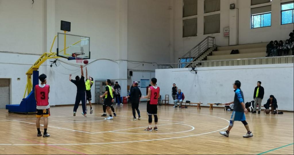 图为老师与学生在篮板下激烈对抗