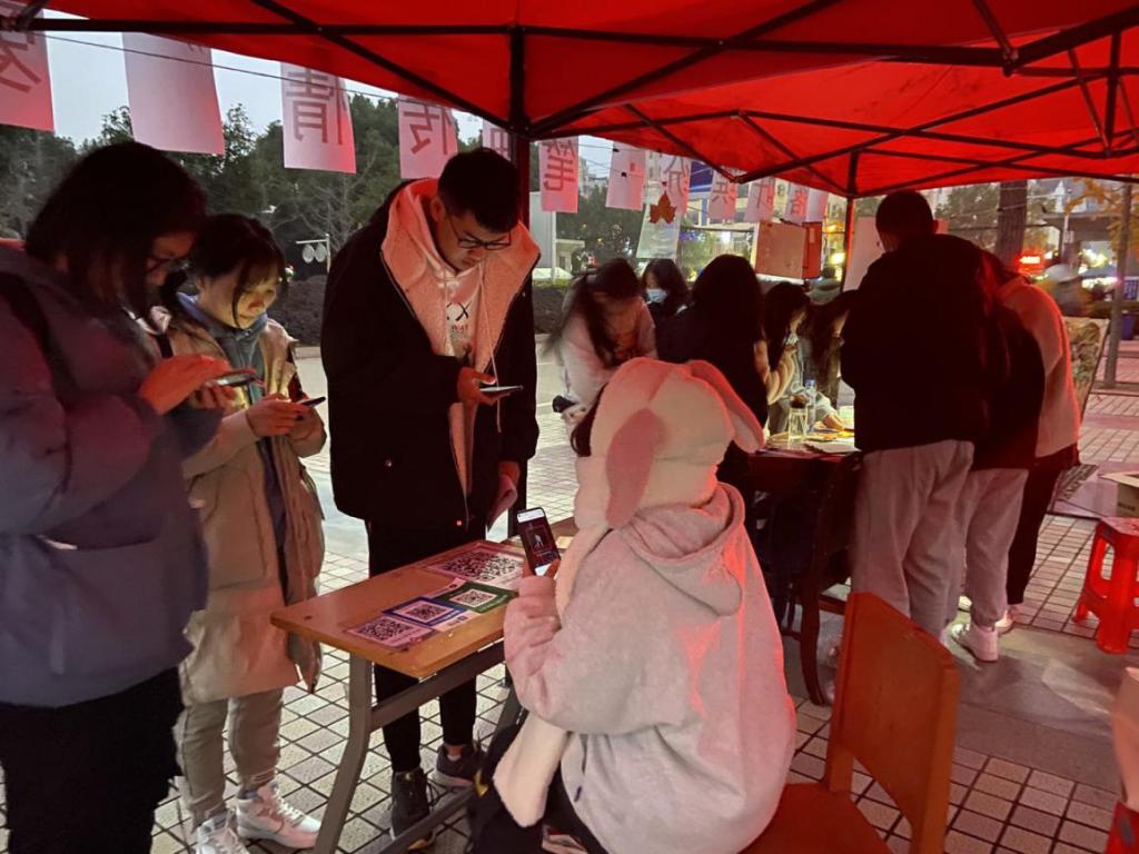 义卖活动现场