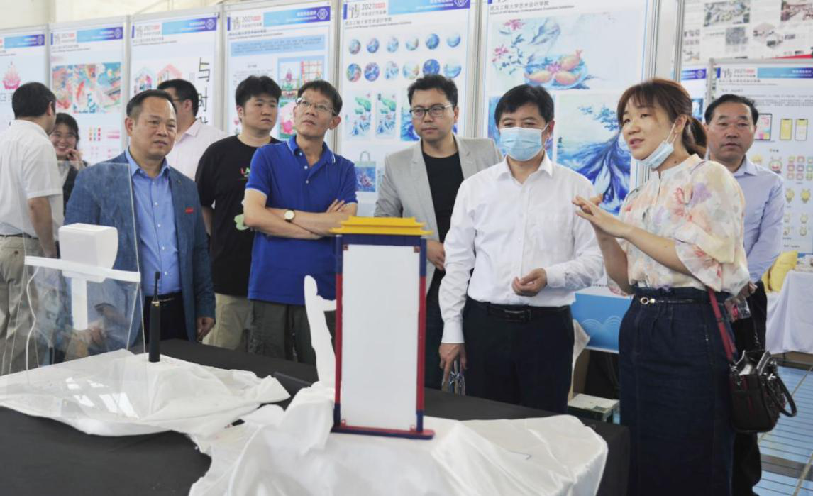 指导老师向校领导介绍学生作品