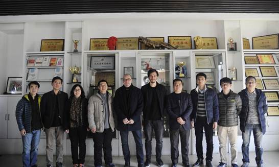 院领导、教师与讲座专家合影